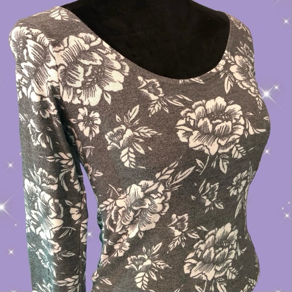 Mudd Clothing Women’s Gray and White Floral Sweater - Picture 3 of 5